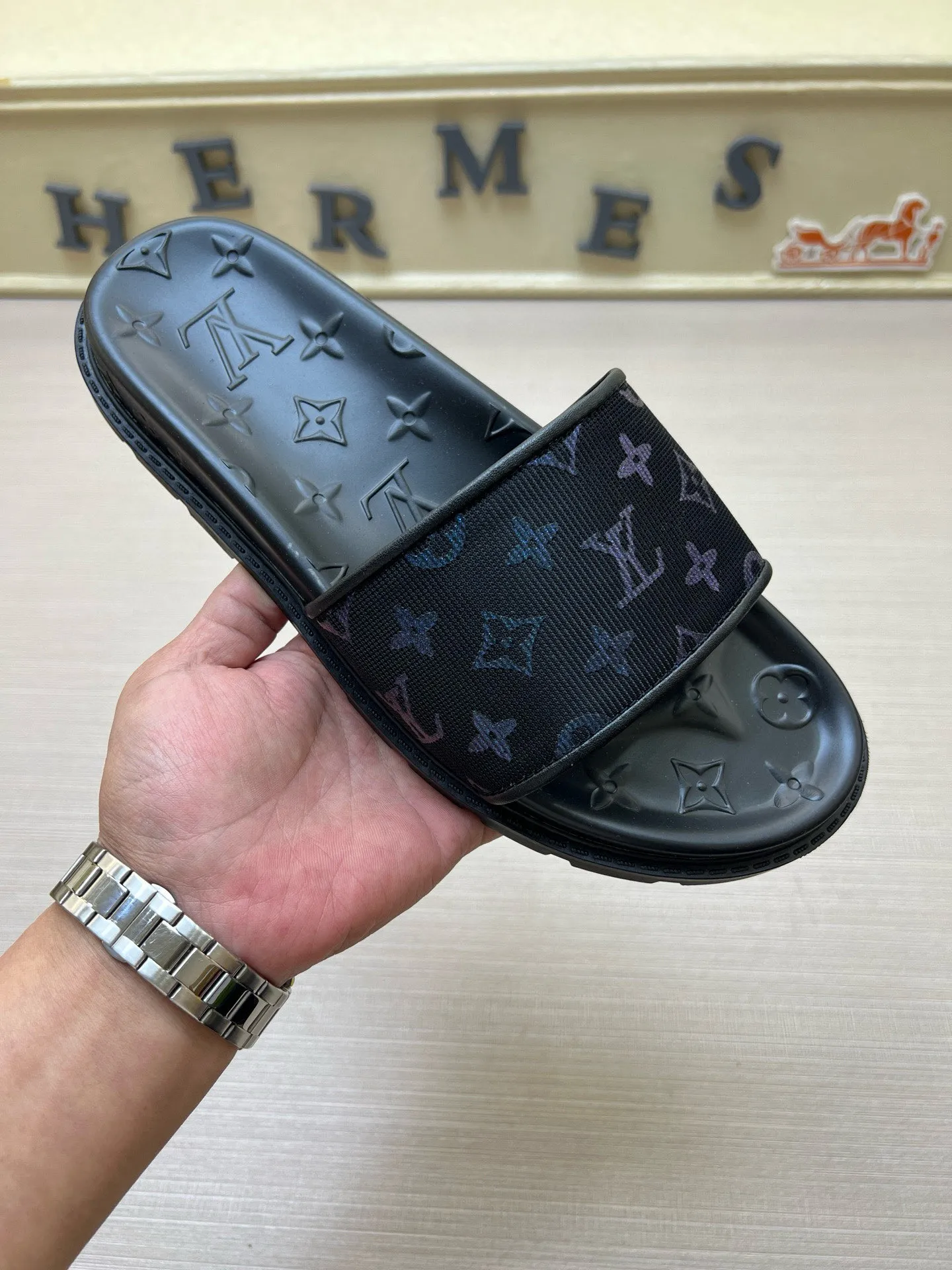 P270🏆Louis Vuitton 🏆[Louis Vuitton] Spring/Summer 2025 [Men's Flip Flops] 🎯🎯As an active family in the fashion industry ⭐ Lv is characterized by bold innovation ⚡Create this casual business style for Chinese fashionable men ✨The fabric is made of imported high-grade cowhide 🔥 Clean and neat ⚡Fashionable and elegant🌹Breathable, sweat-absorbent and deodorant👈So luxurious, high-end and domineering. 👍Must be sold if you repost the picture. Number of yards: 38--46. Color: 🎉 For large quantities. Welcome to repost.